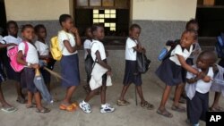 Des élèves marchent en ligne à l'école catholique Bolingani à Kinshasa, au Congo, 2 novembre 2006