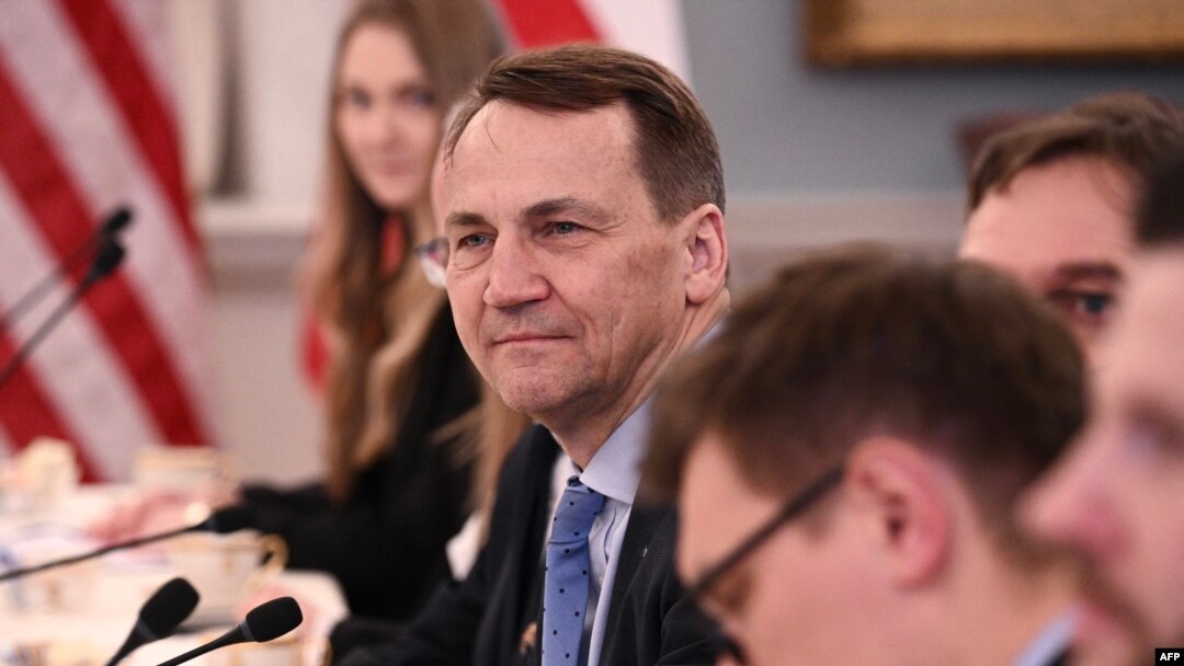 Menteri Luar Negeri Polandia Radoslaw Sikorski tampak mendengarkan ketika hadir dalam pertemuan dengan Menteri Luar Negeri AS Antony Blinken di Departemen Luar Negeri di Washington, DC, pada 26 Februari 2024. (Foto: AFP/Brendan Smialowski)