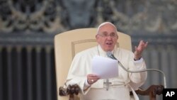 El papa Francisco se dirigió a su feligresía durante su última audiencia pública en San Pedro.