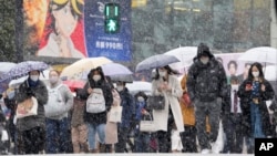 ကိုဗစ်ကူးစက်မှု မြင့်တက်နေတဲ့ ဂျပန်နိုင်ငံ တိုကျိုမြို့တော်မှာ နှာခေါင်းစည်းတပ် သွားလာနေကြသူများ။ (ဇန်နဝါရီ ၆၊ ၂၀၂၂)