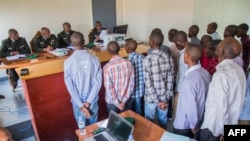 Bato 25 ya lingomba RNC (ya basimba minduki) batelemi o'boso ya bazuzi na tribunal ya mampinga ya Randa na Kigali, 2 octobre 2019.