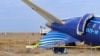 Puing-puing pesawat Embraer 190 milik Azerbaijan Airlines di darat dekat bandara Aktau, Kazakhstan, Rabu, 25 Desember 2024. (Foto: via AP)