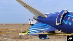 Puing-puing pesawat Embraer 190 milik Azerbaijan Airlines di darat dekat bandara Aktau, Kazakhstan, Rabu, 25 Desember 2024. (Foto: via AP)