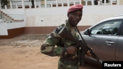 Soldado bissau-guineense em posição de guarda, no quartel-general de Bissau (Arquivo)