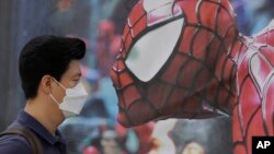 有韩国民众为预防中东呼吸综合症而戴口罩。