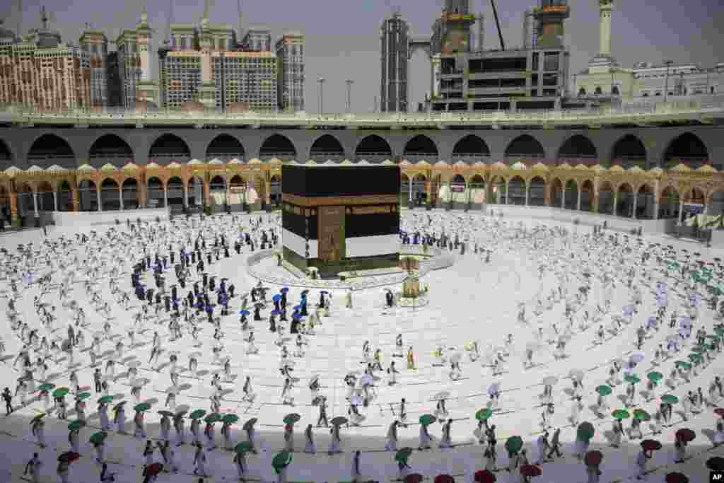 Sekitar 1.000-an jemaah haji melakukan Tawaf (bergerak mengelilingi Ka&#39;bah) dengan menjaga jarak aman (social distancing), dalam pelaksanaan ibadah haji di Mekkah, Arab Saudi, 29 Juli 2020. Arab Saudi membatasi jumlah jemaah haji tahun ini karena pandemi Covid-19.&nbsp;