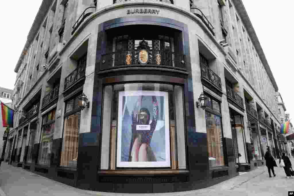 عکسی از یک فروشگاه برند لوکس بربری در لندن. این برند می‌گوید ۵۰۰ نفر را به خاطر بحران ناشی از کرونا در بریتانیا اخراج خواهد کرد. 
