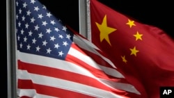 美国与中国国旗