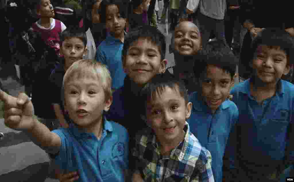 仰视奋进号学童惊叹不已(美国之音包小祥拍摄)