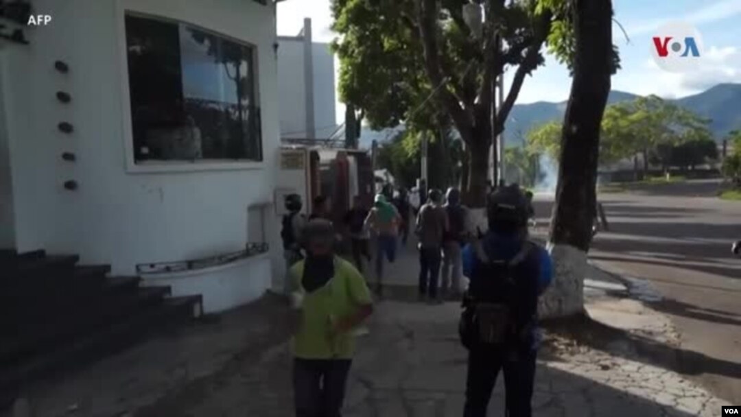 Los periodistas venezolanos siguen informando a pesar de las restricciones y de las dificultadas que enfrentan en países, como Venezuela.