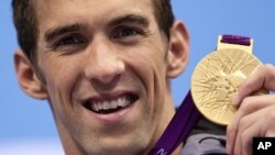 El nadador estadounidense Michael Phelps muestra su medalla olímpica número 19, que obtuvo en Londres, en los relevos estilo libre 4X200 metros. 