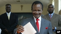 Frederick Chiluba, a former president of Zambia, casts his vote in national elections in Lusaka, September 28, 2006