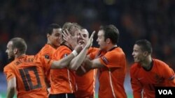 Para pemain Belanda bergembira bersama Dirk Kuyt setelah ia mencetak gol pada pertandingan kualifikasi Piala Eropa 2012 melawan Hongaria di Amsterdam hari Selasa (29/3).