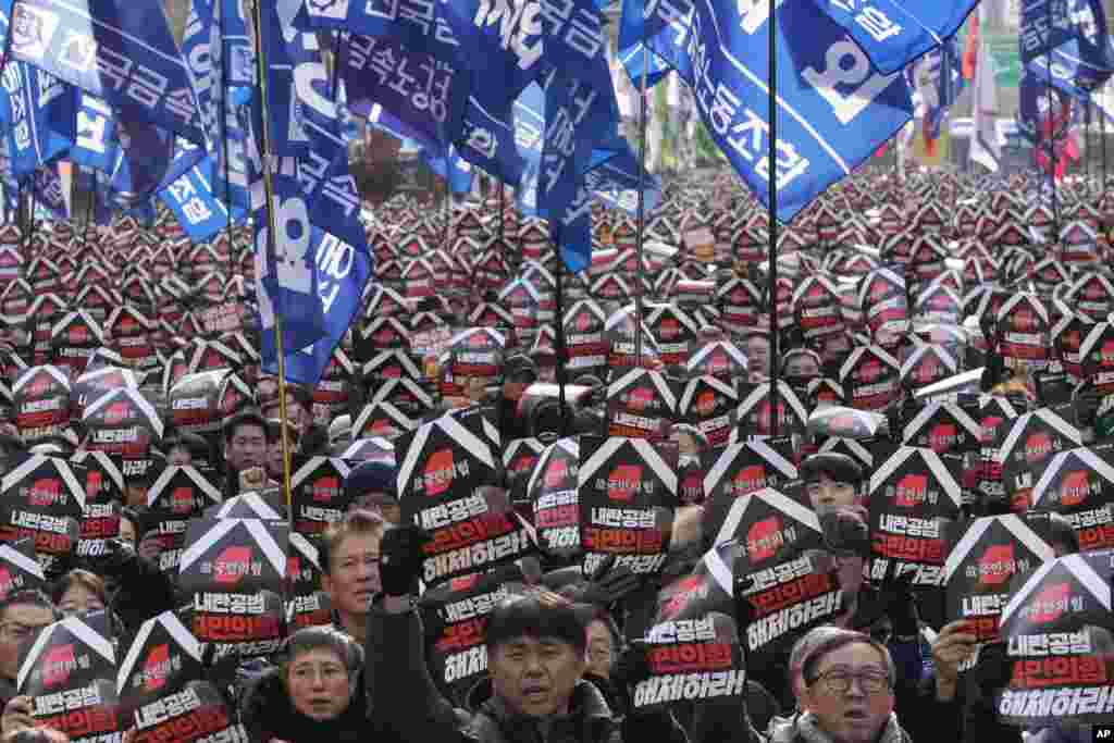 Protesters stage a rally to demand South Korean President Yoon Suk Yeol&#39;s impeachment in Seoul.