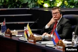 Menteri Perindustrian Pertahanan Australia Pat Conroy memberi isyarat selama Pertemuan Menteri Pertahanan Perhimpunan ASEAN Plus ke-10 di Jakarta, 16 November 2023. (Foto: Reuters)