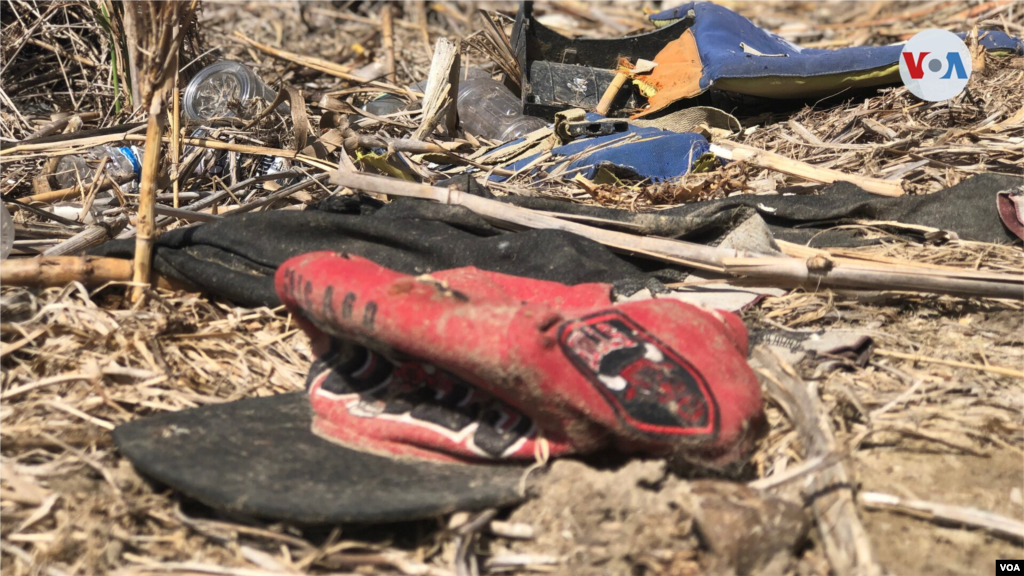 La VOA constat&#243; que en las orillas del R&#237;o Grande quedan abandonadas balsas inflables, usadas con frecuencia por coyotes que trafican con personas y controlan la zona.