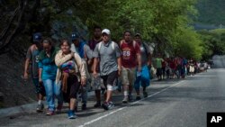 Migran Honduras berjalan ke AS saat mereka mendekati Zacapa, sekitar 70 mil timur laut dari Kota Guatemala, 24 Oktober 2018.