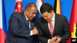 2026年7月23日，在菲律宾举行东盟外长会议期间，东帝汶外交部长弗雷塔斯(左)与美国驻东盟大使凯文·金在合影时交谈。