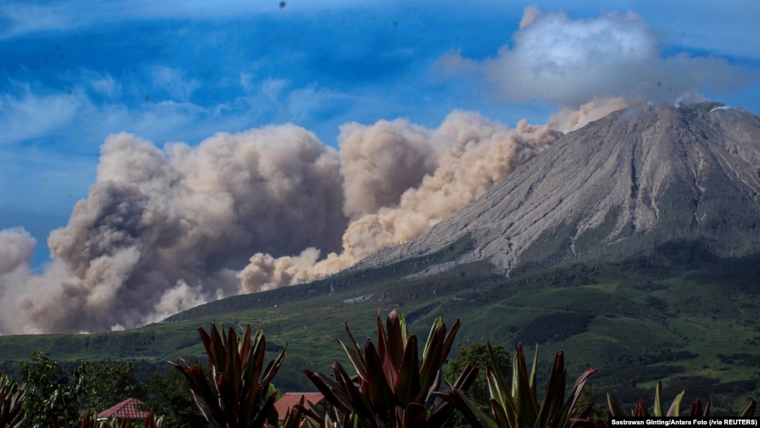 Erupsi Gunung Sinabung tampak dari Desa Kuta Rakyat di Karo, Sumatera Utara, 11 Maret 2021. (Foto: Sastrawan Ginting/Antara Foto via Reuters)