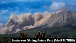 Erupsi Gunung Sinabung tampak dari Desa Kuta Rakyat di Karo, Sumatera Utara, 11 Maret 2021. (Foto: Sastrawan Ginting/Antara Foto via Reuters)