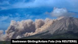 Erupsi Gunung Sinabung tampak dari Desa Kuta Rakyat di Sumatra Utara sebagai ilustrasi. Gunung berapi Ibu di Halmahera, Maluku Utara meletus pada Minggu (28/4) memuntahkan abu setinggi lebih dari 3,5 kilometer ke langit. (Foto: Sastrawan Ginting/Antara via Reuters)