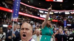 伊利诺伊州代表格拉姆（左）和其他代表在有人要求对会议规则进行表决时做出激动的反应。共和党全国大会2016年7月18日在克利夫兰举行。