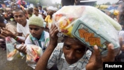 Pengungsi etnis Rohingya, Myanmar antri pembagian bantuan makanan di kamp sementara mereka di Beyeun, Aceh 31 Mei 2015 (foto: dok).