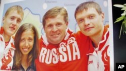 著名竞走教练乔金(中)和他训练的竞走金牌得主