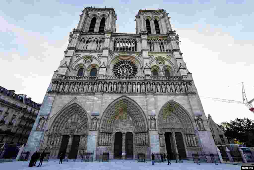 La catedral de Notre Dame de París reabrirá sus puertas. La primera semana de diciembre, turistas y fieles católicos podrán entrar de nuevo al recinto, cerrado por cinco años.&nbsp;