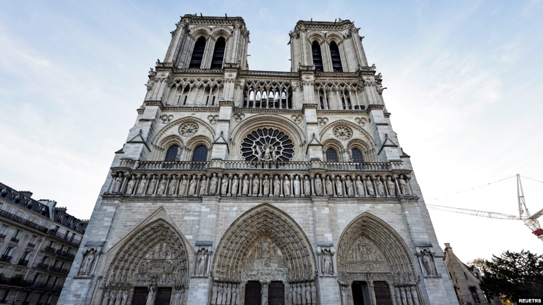 Notre Dame Katedrali’nin 5 yıl sonra ilk açılışını izleyen VOA Türkçe’ye konuşan çalışanların da mutluluk, heyecan ve gururları yüzlerinden okunuyordu. 