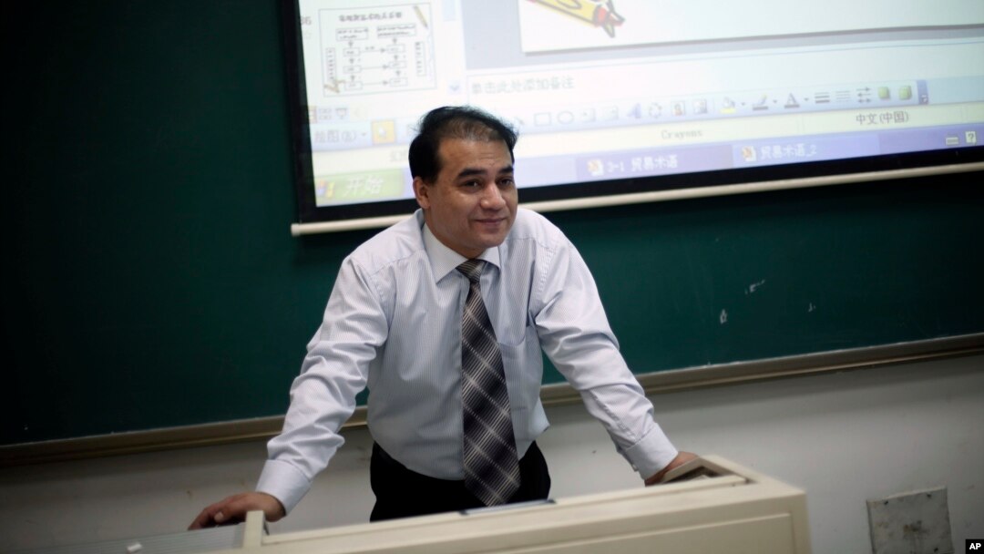 Professor Ilhom To'xti Markaziy millatlar universitetida dars berib keladi. Ma'ruzalarida hukumatni tanqid qilishdan qo'rqmaydigan olim bir necha bor qamoqqa olingan.