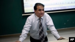 Ilham Tohti saat memberikan kuliah di Universitas Ventral Nationalities di Beijing, China (Foto: dok).