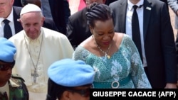 L'ancienne présidente par intérim centrafricaine Catherine Samba Panza accueillant le pape François à Bangui le 29 novembre 2015.