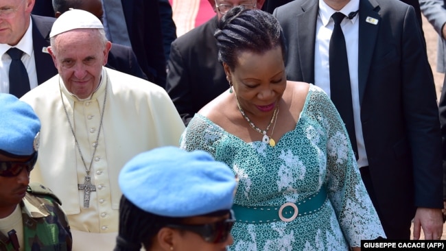 L'ancienne présidente par intérim centrafricaine Catherine Samba Panza accueillant le pape François à Bangui le 29 novembre 2015.