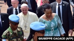 ARCHIVES - Le pape François (à g.) est accueilli par la présidente Catherine Samba Panza de la République centrafricaine, à Bangui, le 29 novembre 2015.