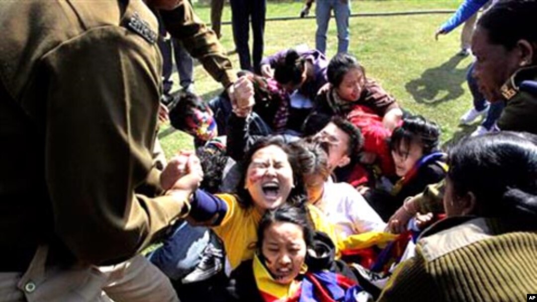 Indian police detain Tibetan exiles during a protest outside the Chinese Embassy in New Delhi, India, February 16, 2012.