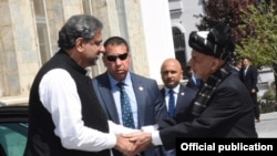 Perdana Menteri Pakistan Shahid Khaqan Abbasi disambut oleh Presiden Afghanistan Ashraf Ghani di Kabul, 6 April 2018. (Foto: dok).