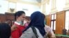 Meliana menangis sesaat sebelum dimulainya sidang vonis di Pengadilan Negeri Medan (21/8). (Foto courtesy: pengacara Meiliana/dok)