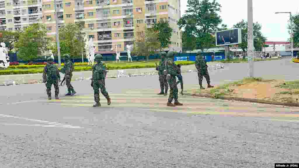 Militares patrulham uma das principais praças de Maputo, em mais um dia de protestos, convocado por Venâncio Mondlane. Moçambique, 7 de novembro