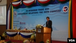 U.S. Assistant Secretary of State Jose Fernandez speaks at economic conference in Burma. (Feb 25, 2013)