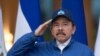El presidente de Nicaragua, Daniel Ortega, saluda durante una ceremonia para conmemorar el 199 aniversario del Día de la Independencia, en Managua, el 15 de septiembre de 2020.