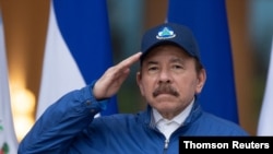 El presidente de Nicaragua, Daniel Ortega, saluda durante una ceremonia para conmemorar el 199 aniversario del Día de la Independencia, en Managua, el 15 de septiembre de 2020.