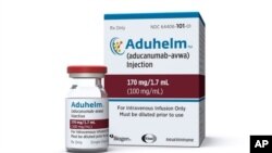 La Administración de Alimentos y Medicamentos aprobó el Aduhelm, el primer medicamento nuevo para la enfermedad de Alzheimer en casi 20 años, el 7 de junio de 2021. 