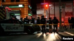 Polisi mengamankan lokasi terjadinya penenmbakan massal di Toronto, Kanada Minggu (22/7) malam. 