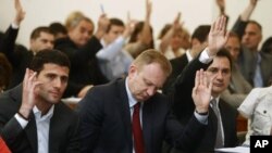 (L-D) Aleksandar Šapić, Dragan Djilas i Božidar Djelić glasaju na početku sednice Skupštine Beograda 