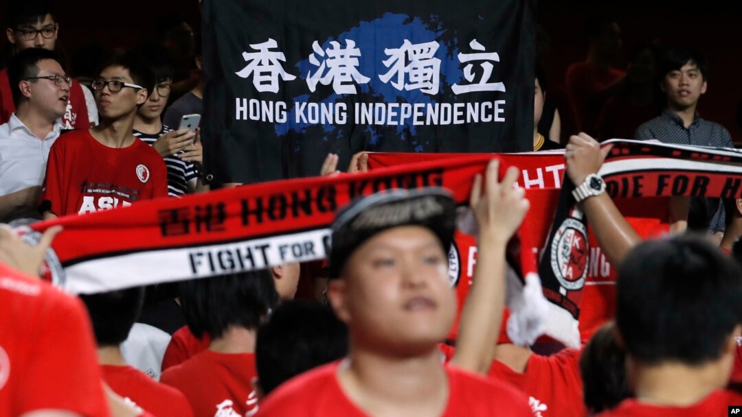 Người hâm mộ bóng đá Hong Kong la ó phản đối quốc ca Trung Quốc và giơ băng-rôn "Hong Kong Độc lập" tại một trận đấu vòng loại với Malaysia trong giải vô địch AFC Asian Cup 2019, ở Hong Kong, ngày 10 tháng 10, 2017. 