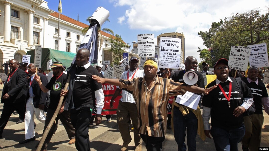 Anggota kelompok sipil Kenya meneriakkan slogan menentang rencana pemerintah untuk menaikkan bonus bagi anggota parlemen Kenya di ibukota Nairobi (Foto: dok). 