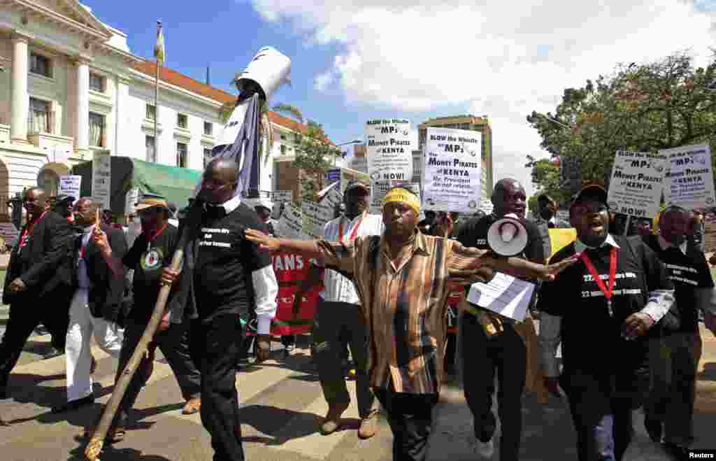 Wanaharakati wa mashirika ya kiraia wakipinga hatua ya wabunge kujiongezea mishahara