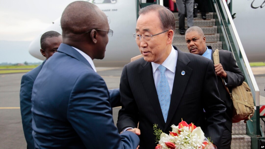 UN Secretary-General Ban Ki-moon (R) is welcomed by Burundian First Vice President, Gaston Sindimwso (L) as he arrives in Bujumbura, Burundi, Feb.22, 2016, in an effort to encourage political dialogue.