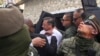 El presidente de Colombia, Gustavo Petro, centro, sale de un automóvil con su equipo de seguridad durante una visita a Jacmel, Haití, el 22 de enero de 2025. 